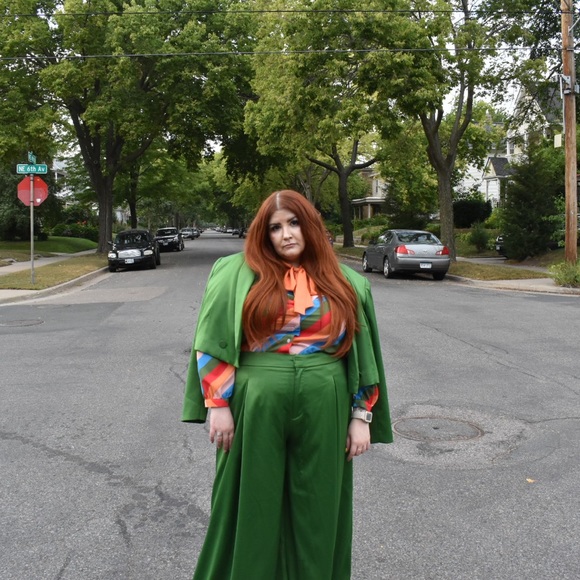 Meet your Posher, Megan - Picture 3 of 5